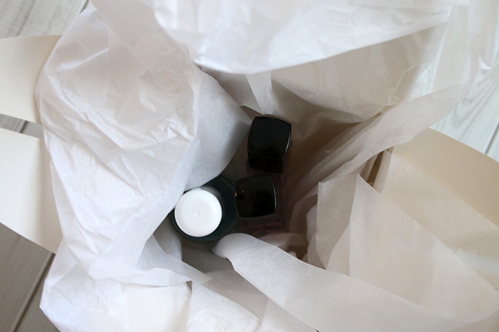 glue-dots-gift-ideas-manicure-set-arranged-in-box.jpg