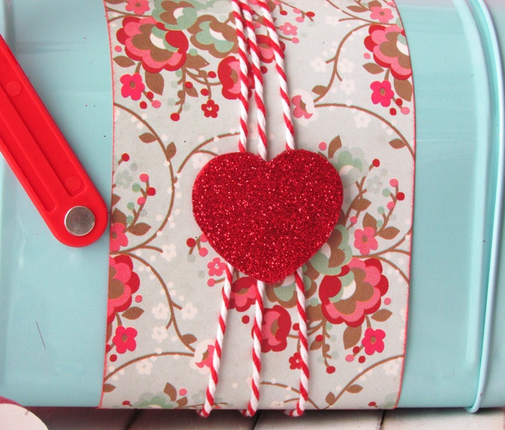 valentines-day-candy-mailbox-heart-detail.jpg