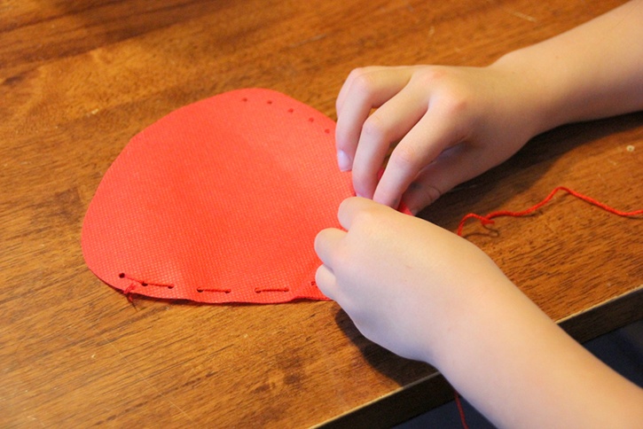 strawberry-bag-summer-kids-crafts-step3.jpg