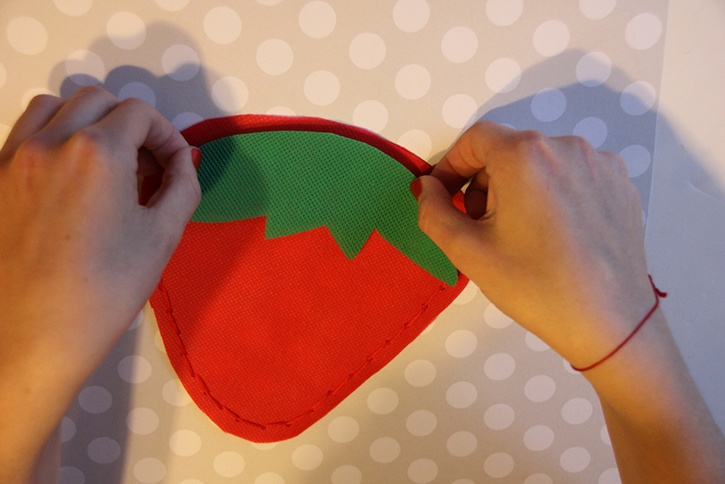 strawberry-bag-summer-kids-crafts-step4.jpg