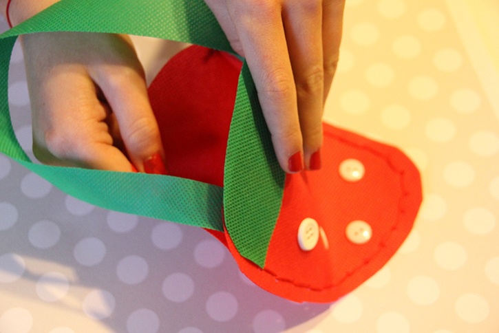 strawberry-bag-summer-kids-crafts-step6.jpg