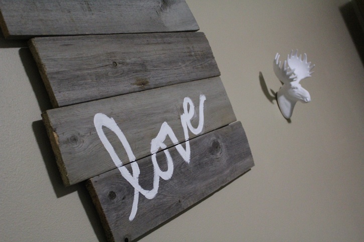 diy-barn-door-sign-hand-painted-message-complete.jpg