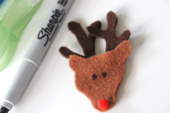 glue-dots-christmas-felt-finger-puppets-reindeer-face.jpg