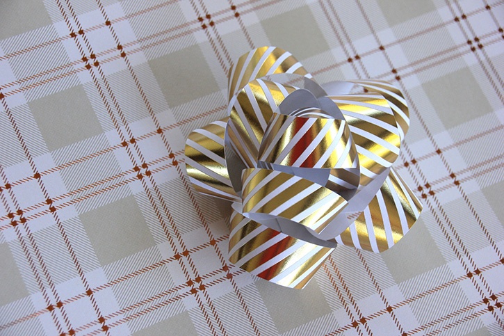 glue-dots-paper-gift-bow-made-by-robyn-power.jpg