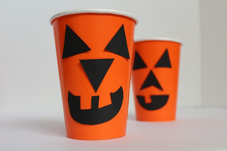 glue-dots-halloween-pumpkin-party-cups.jpg